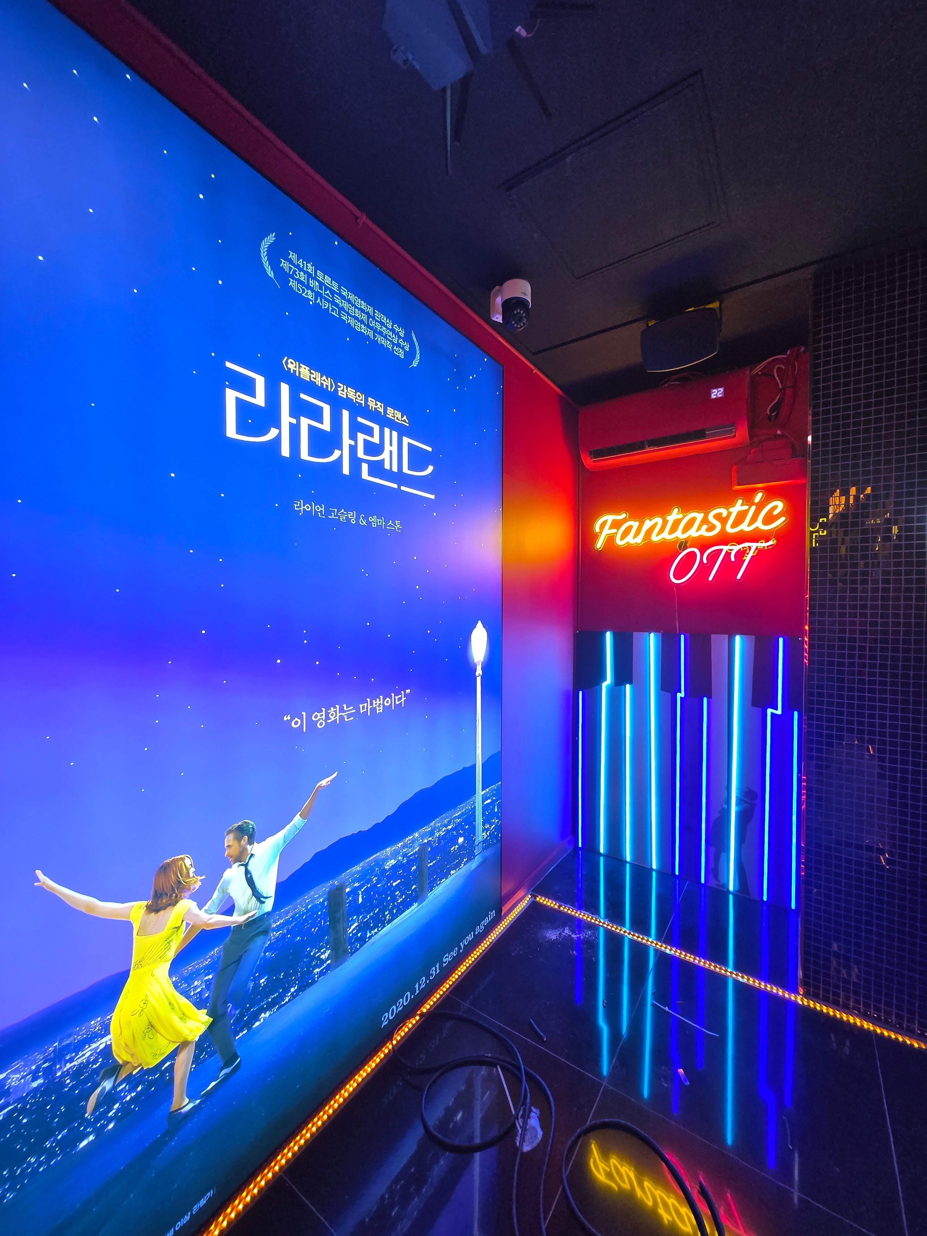 ネオンフレックスと3Dサインによる空間ブランディング