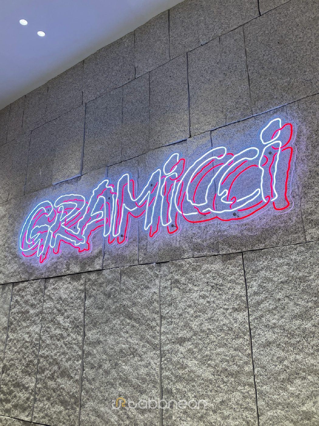 動くネオンサインの製作事例｜GRAMICCI 韓国店舗のフルカラーエフェクトネオン