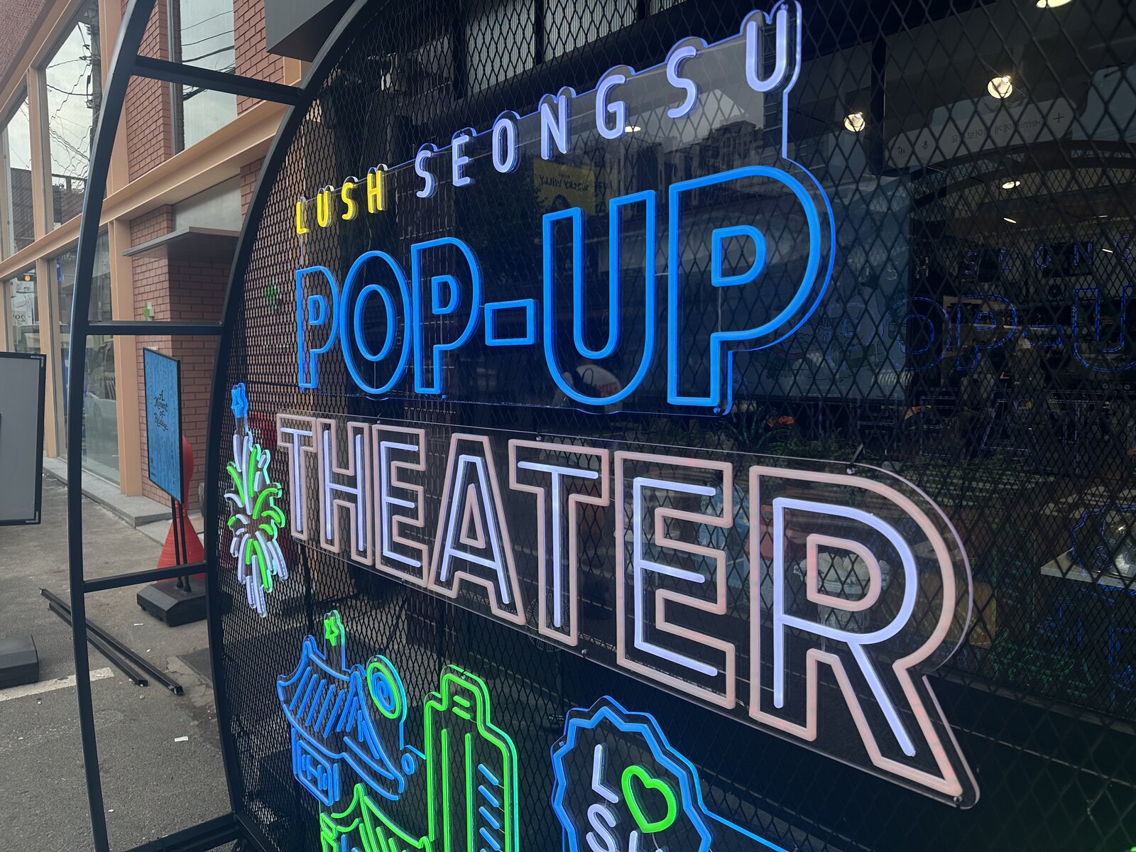 POP-UP・THEATERレタリングのクローズアップ