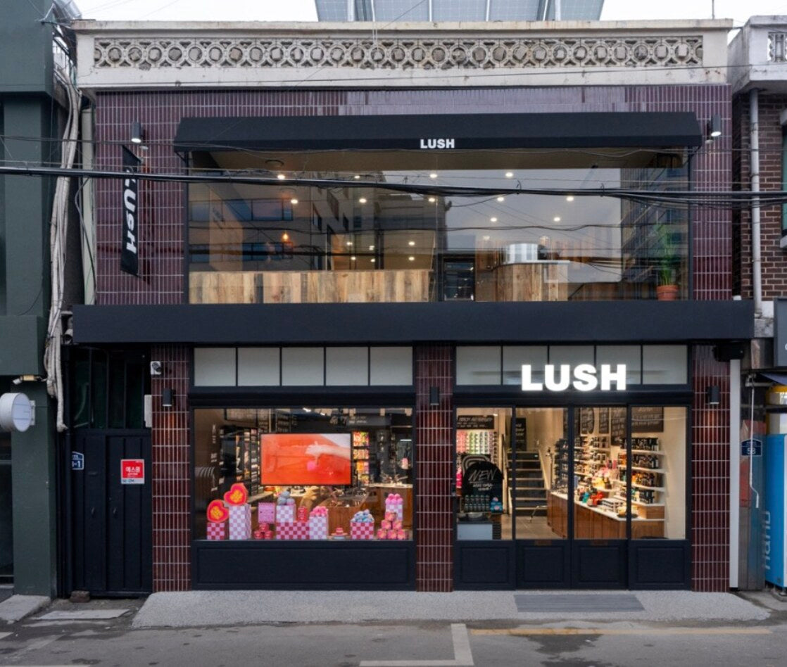 ネオンサインを設置するLUSHポップアップストアの外観